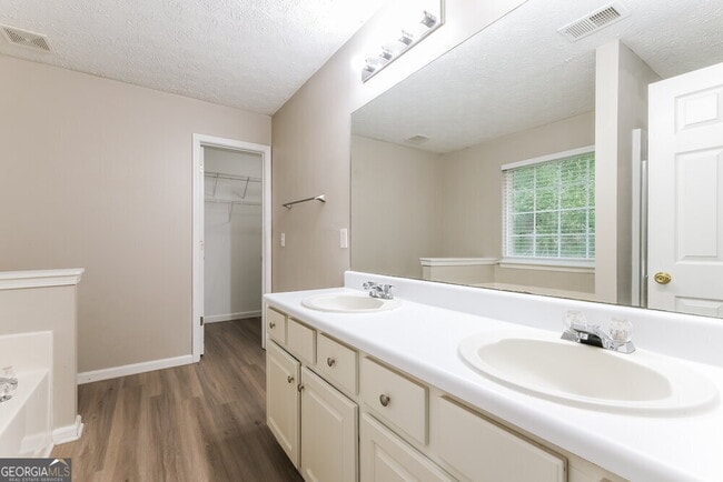 Building Photo - 978 Crestworth Crossing