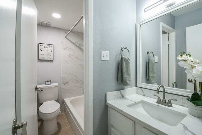 Building Photo - 7931 Ellinger Ln