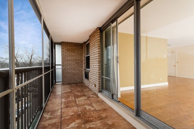 Building Photo - 65 Glenbrook Rd