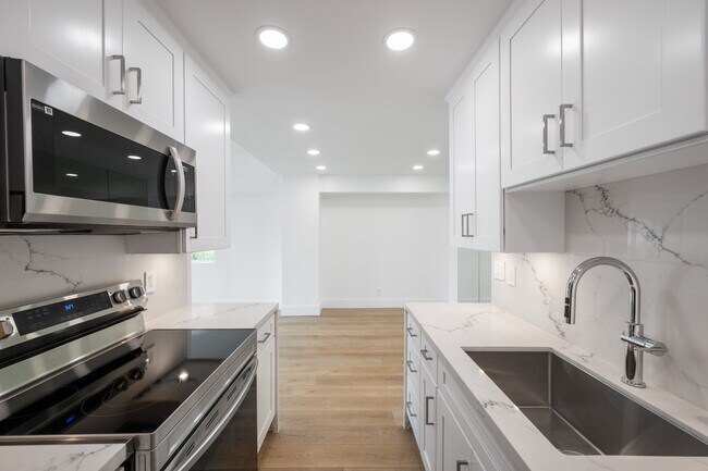 Kitchen - 1155 N La Cienega Blvd