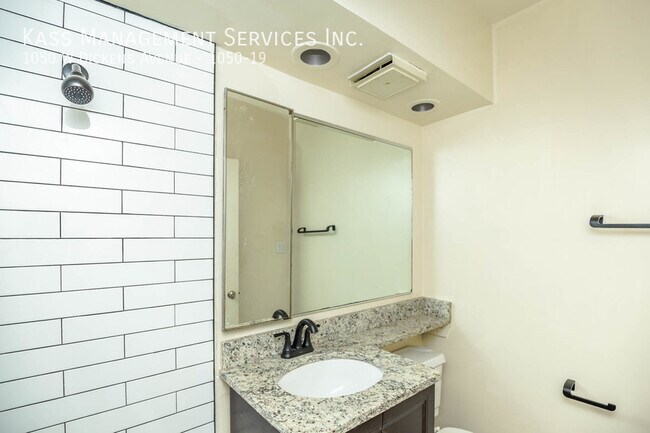 Building Photo - 1050 W Dickens Ave