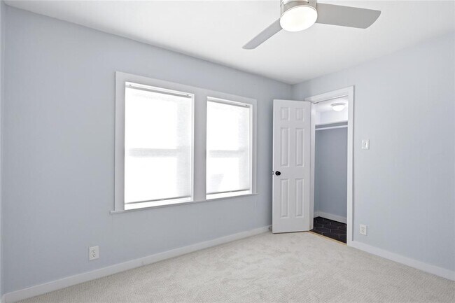 Building Photo - 905 E 53rd St
