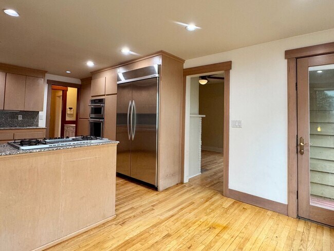 Building Photo - Queen Anne Home