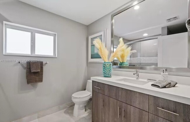 Building Photo - 7101 W Lake Dr