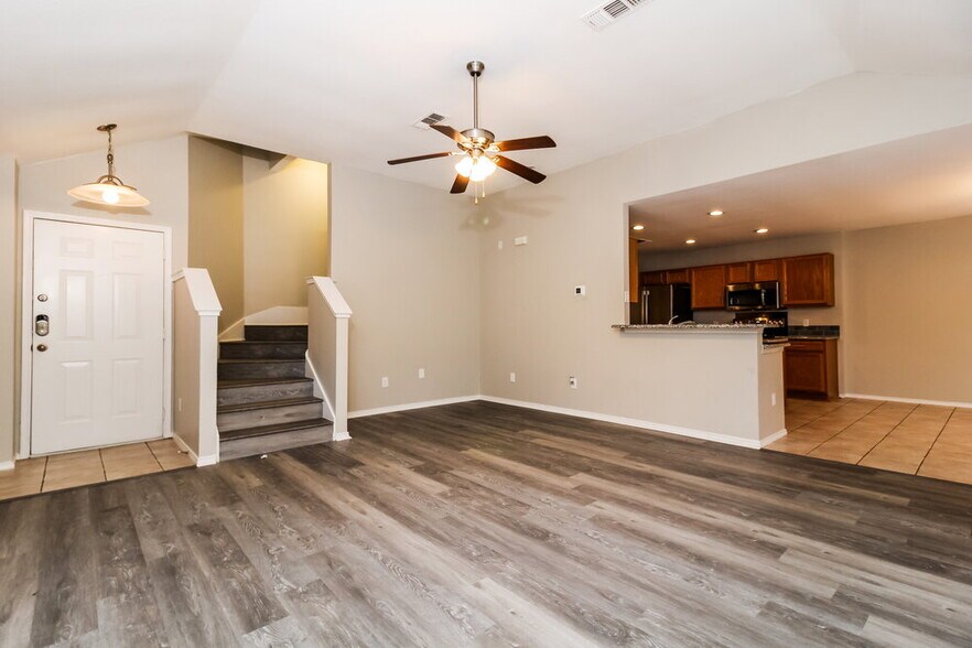 Building Photo - 809 Pace Dr