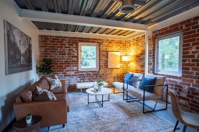 Building Photo - 15 Burbank Dr SW