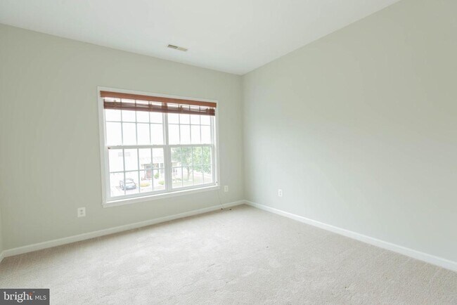 Building Photo - 305 Lewisburg Ln