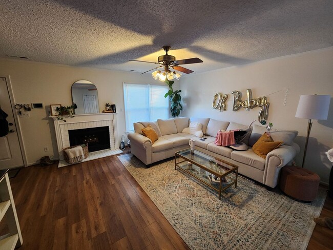 Building Photo - Charming 3 bed 2 and a half bath near VB O...