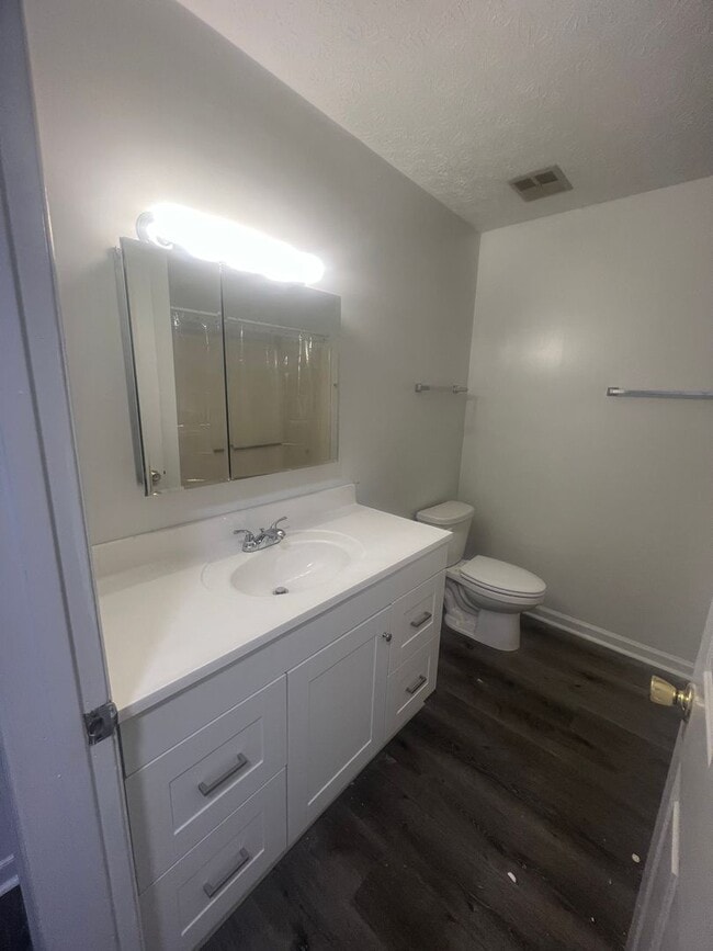 Building Photo - Newly renovated 2 bedroom on Barber St.!