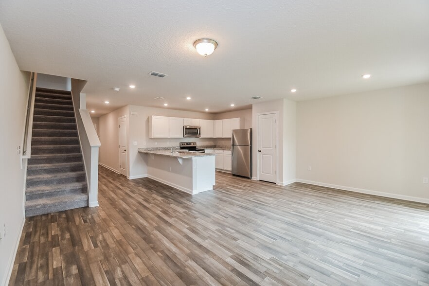 Building Photo - 45335 Red Brick Dr
