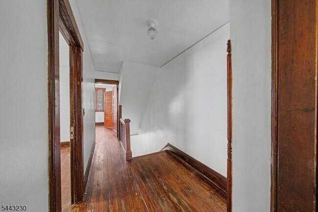 Building Photo - 420 Hill St