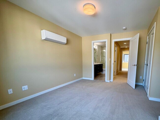 Building Photo - 2407 S Holgate St