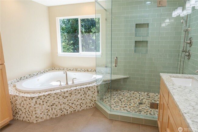 Building Photo - 4B/2.5Ba Bellevue House