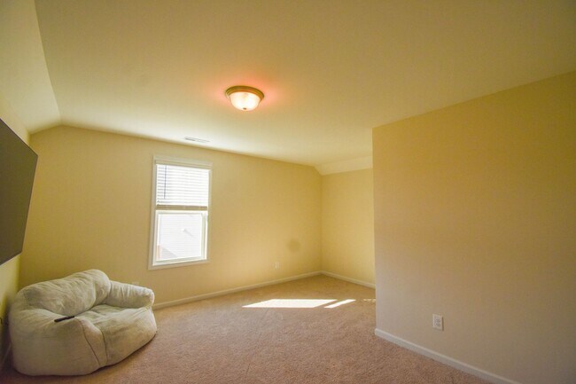 Building Photo - 3 Bedroom 2.5 Bathroom- Built in 2024!