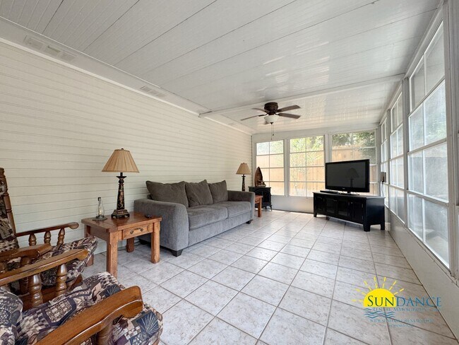 Building Photo - Charming 3-Bedroom Home in Shalimar – Conv...