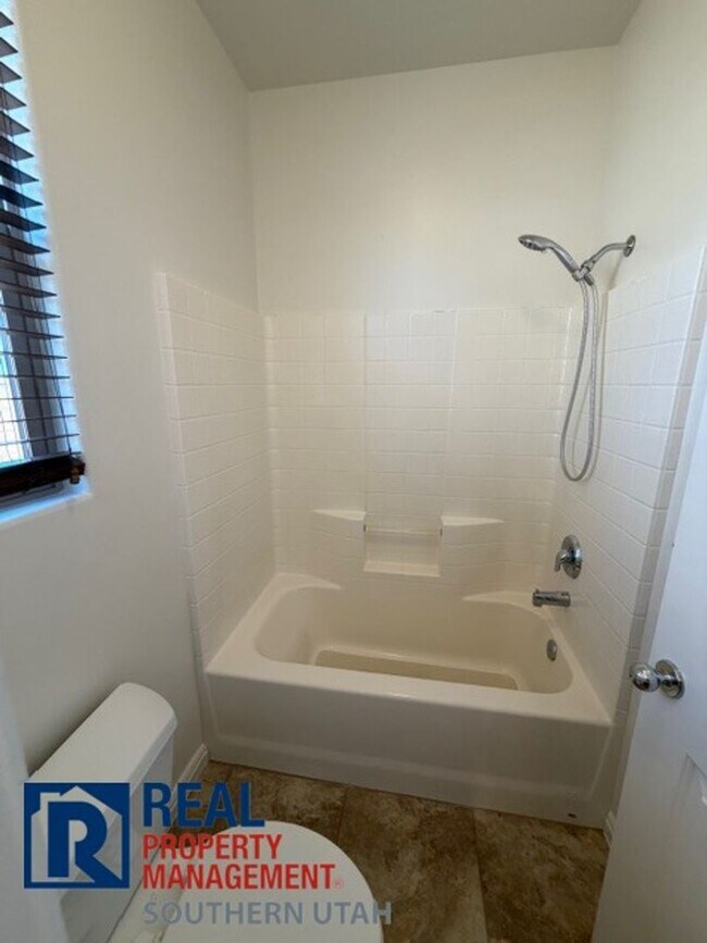 Building Photo - Beautiful Coral Canyon Home