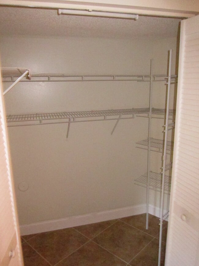 Building Photo - 9999 Summerbreeze Dr