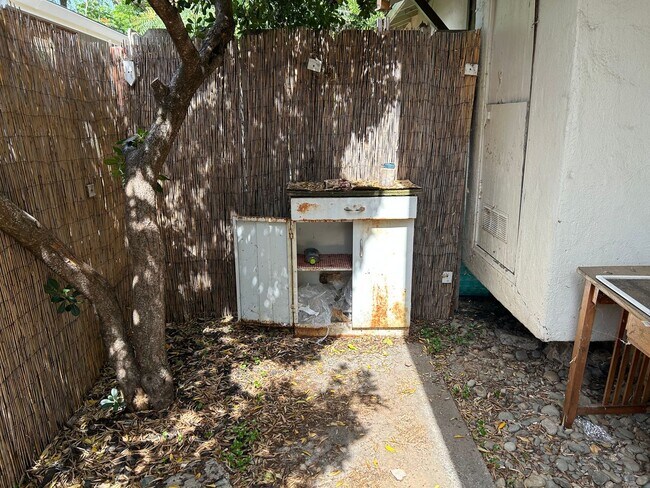 Building Photo - Gardella Duplex-824