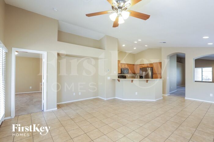 Building Photo - 10894 W Alvarado Rd