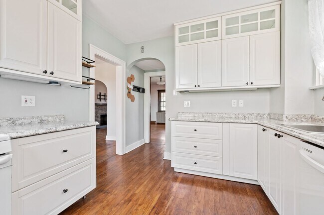 Building Photo - Spacious 4 Bed/2 Bath Home in Brentwood - Original Charm, Off-Street Parking - Available October!