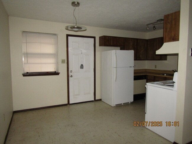 Building Photo - Great Condo located on the Westside of Law...