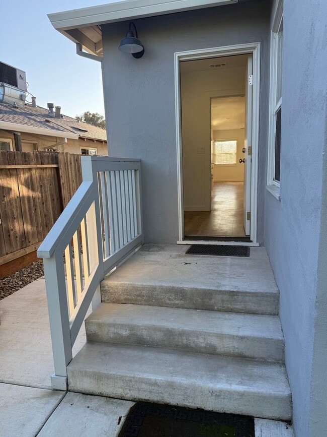 Building Photo - Beautifully Updated 2/2 Duplex - 4033 Miller Way