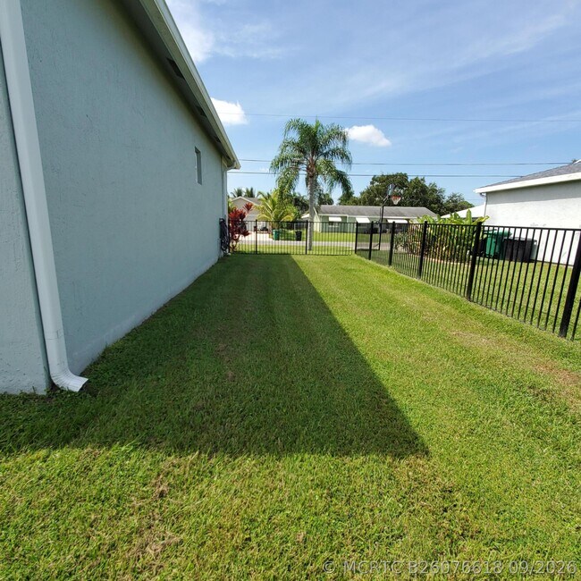 Building Photo - 2161 SE Sunflower St