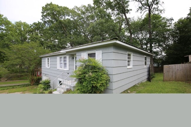Building Photo - Stylish, Spacious & Updated – Don’t Miss T...
