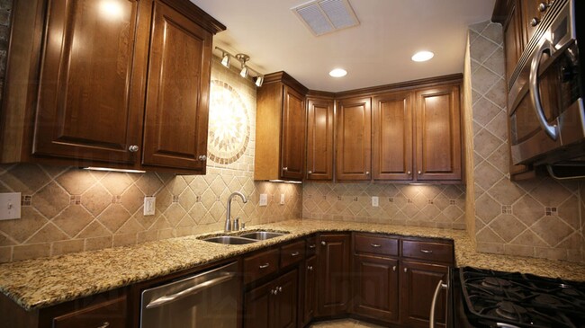 Building Photo - 3 Bedroom 3 Bath Executive Home in Mountai...