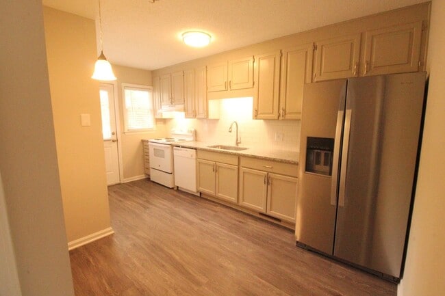 Building Photo - Adorable 2 Bedroom, 1 Bath in West Raleigh near Cary Crossroads - Pet Friendly!