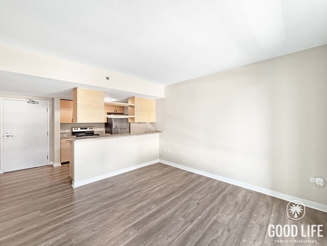 Building Photo - Charming 2BD/1BA Condo in Downtown W/ A/C, W/D, Community Pool, Spa, & Gym!
