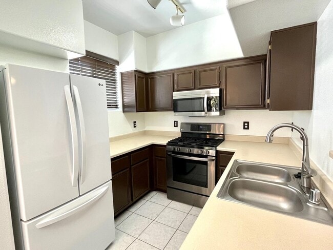 Building Photo - 3 Bedroom Condo located off of Warm Springs and South Durango!!! Southwest Location!