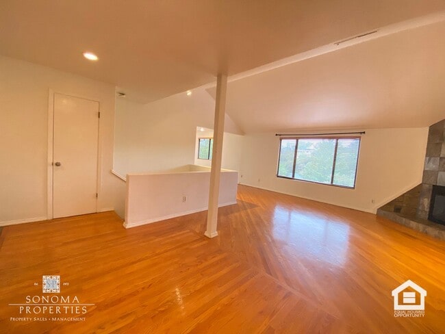 Building Photo - 3+ Bedroom / 2 Bathroom Home with Sunroom & Beautiful Views