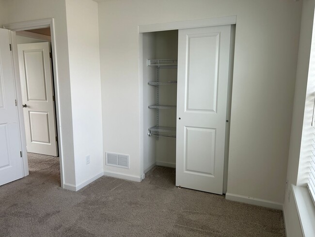 Building Photo - Available in August - Spacious 4 Bedroom, 3 Bathroom Home in the Linn-Mar School District