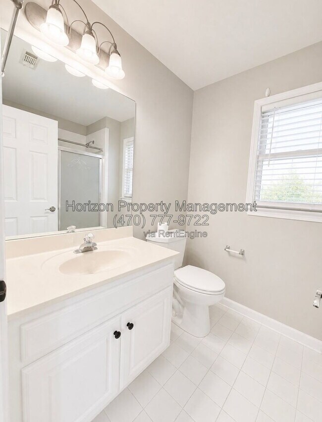 Building Photo - 3235 Bentwood Close