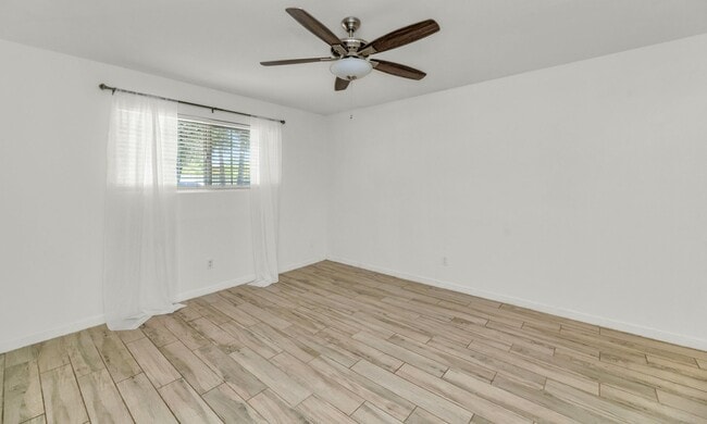 Building Photo - 3904 E Sahuaro Dr