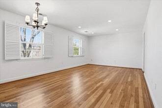 Building Photo - 1305 S Walter Reed Dr