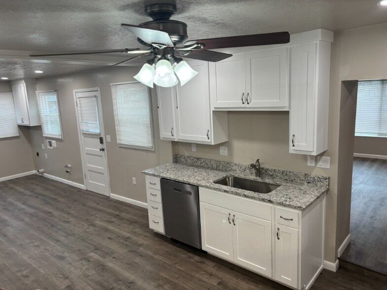 Building Photo - 390 Center St