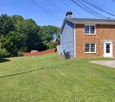 Building Photo - 1000 Jeanette Ln