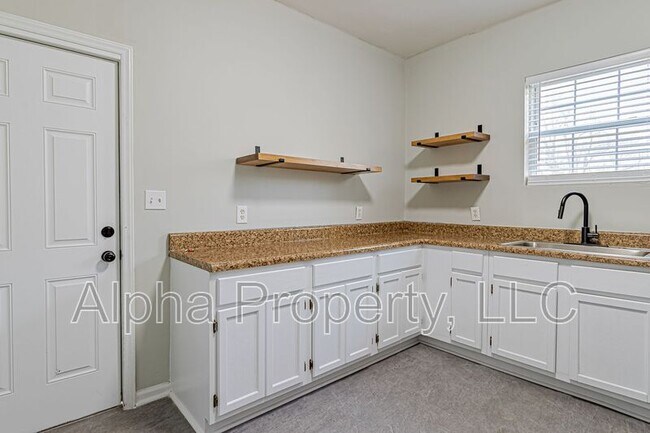 Building Photo - 10 Montana St