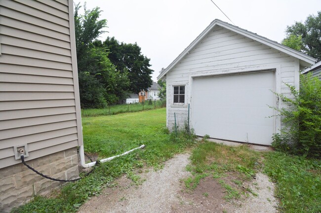 Building Photo - 2 Bedroom in Fantastic Downtown/Silver Lak...
