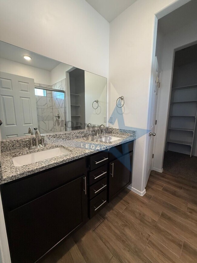 Building Photo - Newer Construction - Move in Ready!