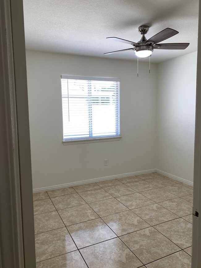 Building Photo - Beautiful home in SW Bakersfield W/Solar a...