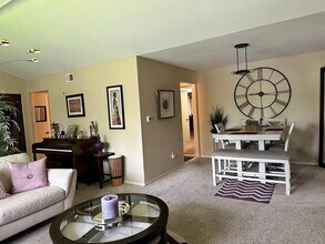 Building Photo - 208 Denrose Dr