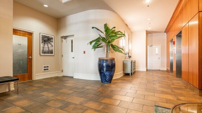 Building Photo - 315 1st Ave W