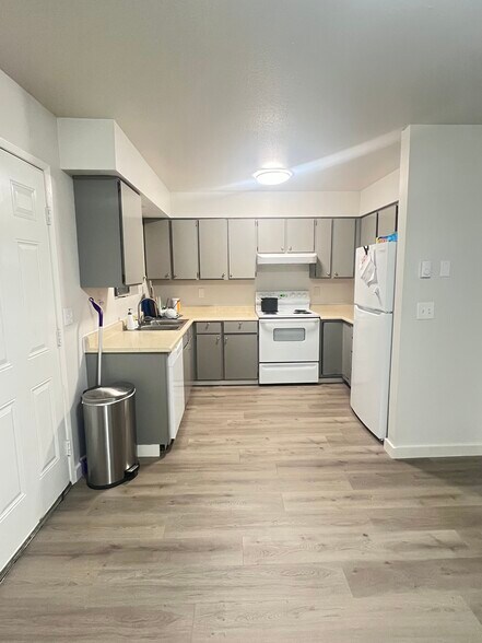 Building Photo - 511 W Brown Ave