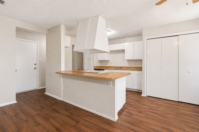 Building Photo - 616 Reveille Rd