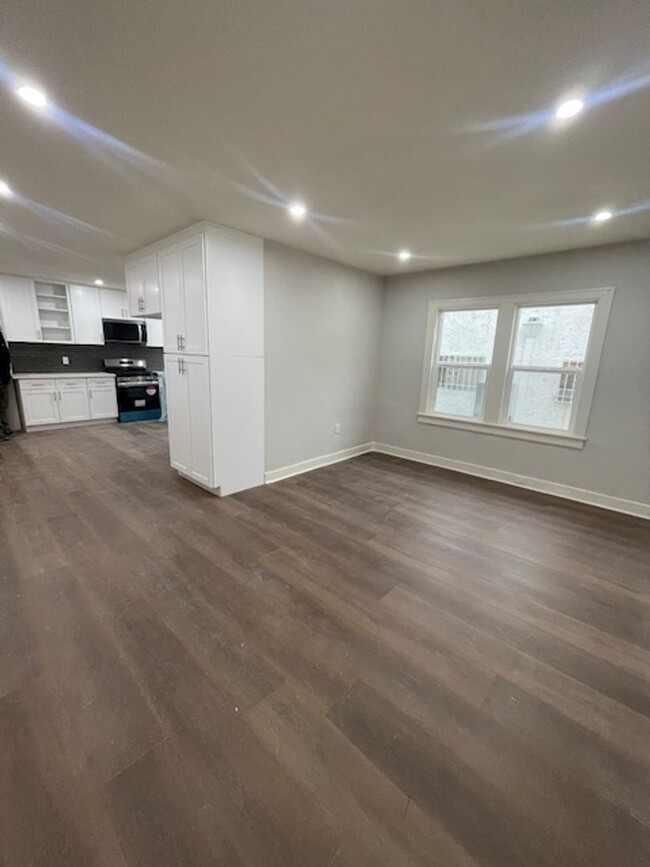 Building Photo - Stunning 5 bedroom 3 bath