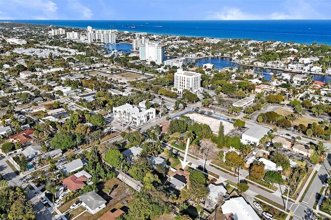 Building Photo - 820 SE 4th Ave