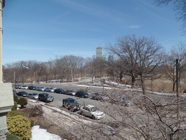 Building Photo - 61 Park Dr